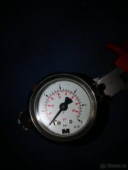 Manometr a kulové ventily,kartáč na kotle