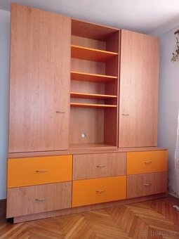 Šatní skříň, psací stůl, postel a poličky