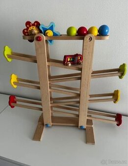 Dřevěná kuličková dráha a labyrint