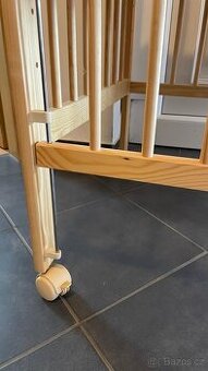 Dřevěná dětská postýlka české značky