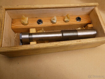 Upínací pouzdro stavitelné se sadou kleštin