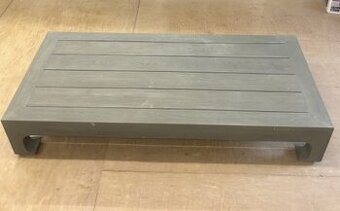 NÍZKÝ DŘEVĚNÝ MASIVNÍ STŮL - 1