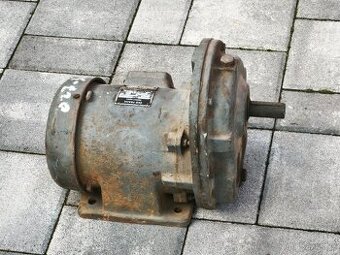 Elektromotor s převodovkou. - 1
