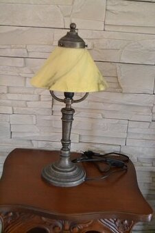 Mosazná stolní lampička s mramorovým stínidlem