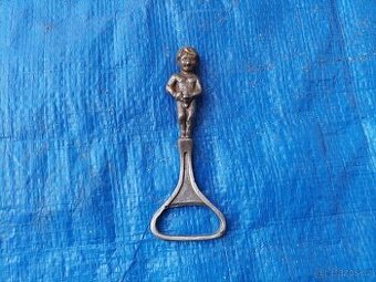 Otvírák s čůrajícím chlapečkem