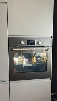 Vestavěná horkovzdušná trouba s funkcí páry