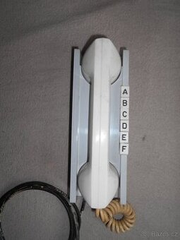 Starý, domovní, firemní telefon značkaTesla