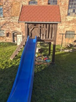 Dětský zahradní domek se skluzavkou