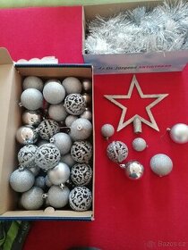 Prodám plnou krabici stříbrných vánočních ozdob
