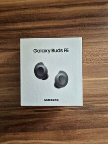 Sluchátka Samsung Galaxy Buds FE v šedém provedení