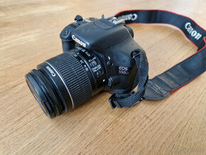 Canon EOS 550d s objektivem a brašnou