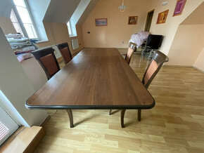 Jídelní stůl s roztahovací deskou; 4 židle s polstrovaným.