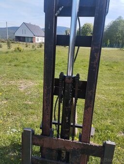 Prodám zvedací zařízení za traktor