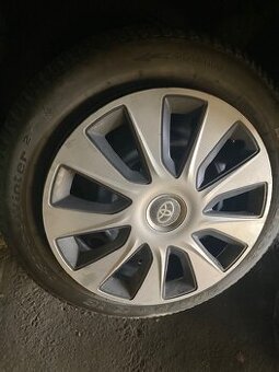 Toyota Corolla zimní kola 205/55R16 + orig. poklice