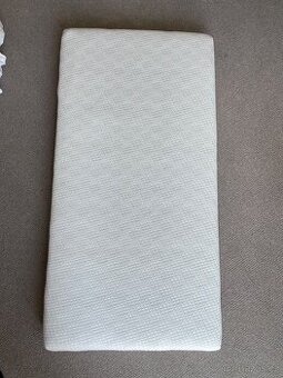 SET - Dětská matrace do postýlky s prostěradlama
