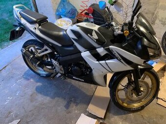 Honda cbr125r 4000 km najeto