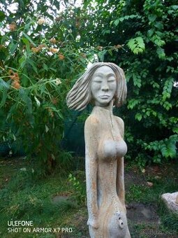 Socha dívka ve větru