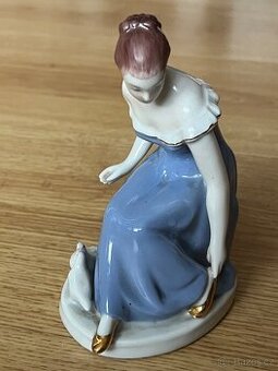Porcelánová soška - dívka s holubicemi
