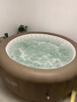 Vířivka Bestway Lay-Z-Spa Palm Springs AirJet