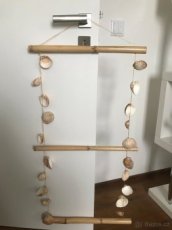 Závěsná dekorace z mušlí a tyčí z cukrové třtiny