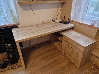 ROHOVÝ PSACÍ STŮL