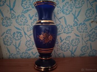 Modrá skleněná váza s vzorem