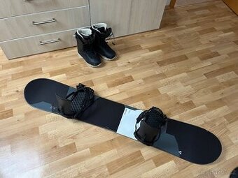 Kompletní snowboardová sestava včetně vaku