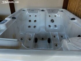 USA Balboa vířivka pro 3 osoby- WIFI-Stereo