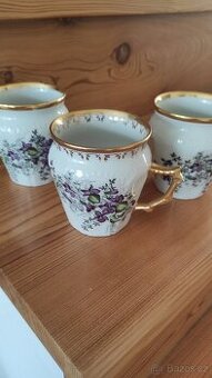 Tři porcelánové hrníčky fialky
