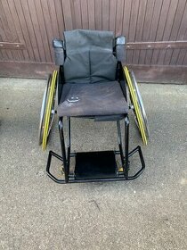 Sportovní invalidní vozík
