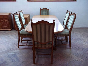 113 Rustikální rozkládací dřevěný stůl a 6 židlí - masiv