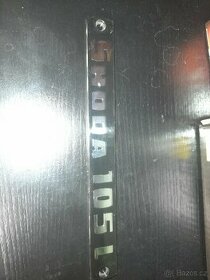 Škoda 105 znak na zadní kapotu nový origo zásoba