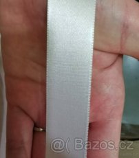Stuha atlasová oboulící bílá, šíře 24mm
