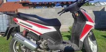 Aprilia sport city s kufrem