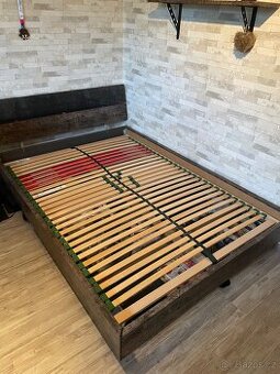 Postel s roštem 140 cm