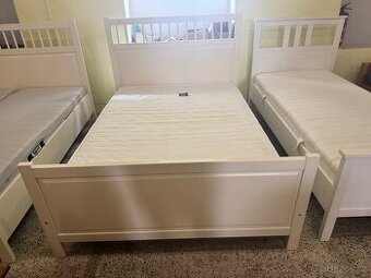 Hezká bílá postel-letiště IKEA HEMNES 140x200