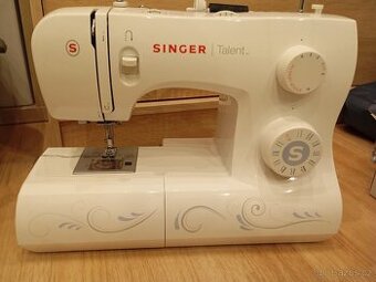 Komplet šicí stroj + overlock, látky...