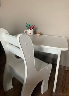 Dětský stolek se židličkami