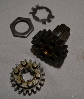 Výstupní kolo 19z Jawa pérák, kývačka, panelka + kolo 20z