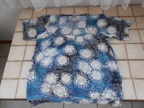 Modrá halenka s krajkovými vzory