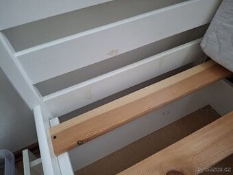 Bílá postel masiv 90x200 s šuplíky, dětskou zábranou