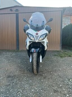 Aprilia sr max 300.