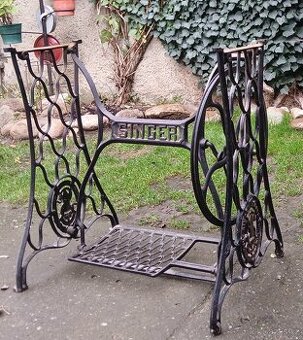 kovový stojan šicího stroje