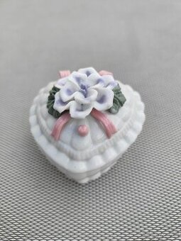 ROZTOMILÁ KERAMICKÁ DÓZA S KVĚTINOVÝM VZOREM