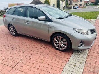 Toyota Auris 1.8 -73 kW Hybrid , kamera 2014