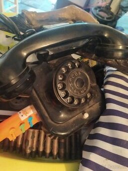 Mlýnek a telefon starý