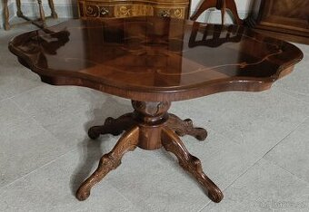 Konferenční stolek v antik stylu s intarzií. TOP