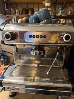 Kávovar s mlýnkem a změkčovačem vody