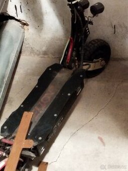 Elektrokolobezka Laotie es 18 Lité-po strážce s automobilem