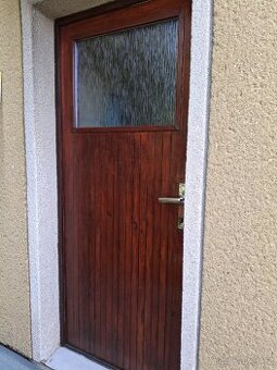 Vstupní dveře pravé ze dřeva ( modřín)